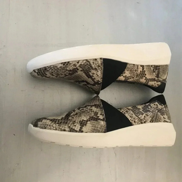 NWOT CLARKS Cushion Feel Ultimate Comfort Slip On Casual Snake skin Loafe SZ 8 - Picture 6 of 11